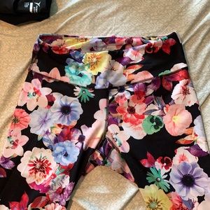 EUC 7/8 length floral Old Navy Active leggings